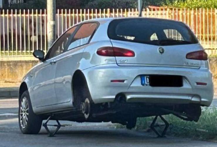 L’Alfa Romeo ritrovata sul cric in Lombardia