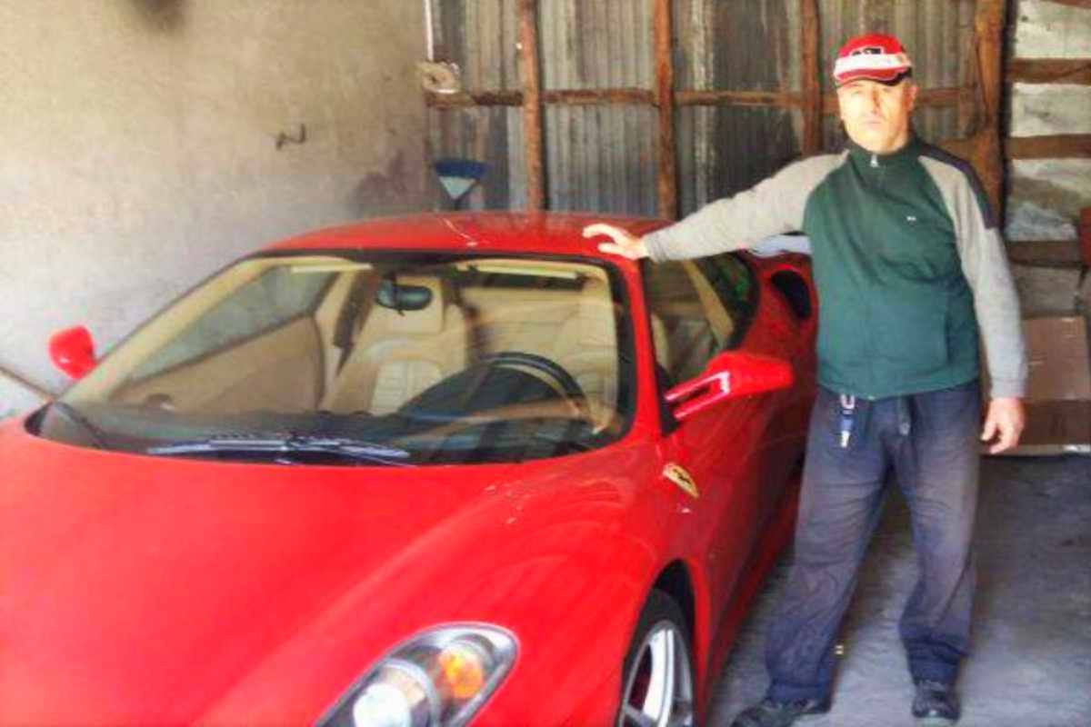 Vuole una Ferrari e gli ridono in faccia