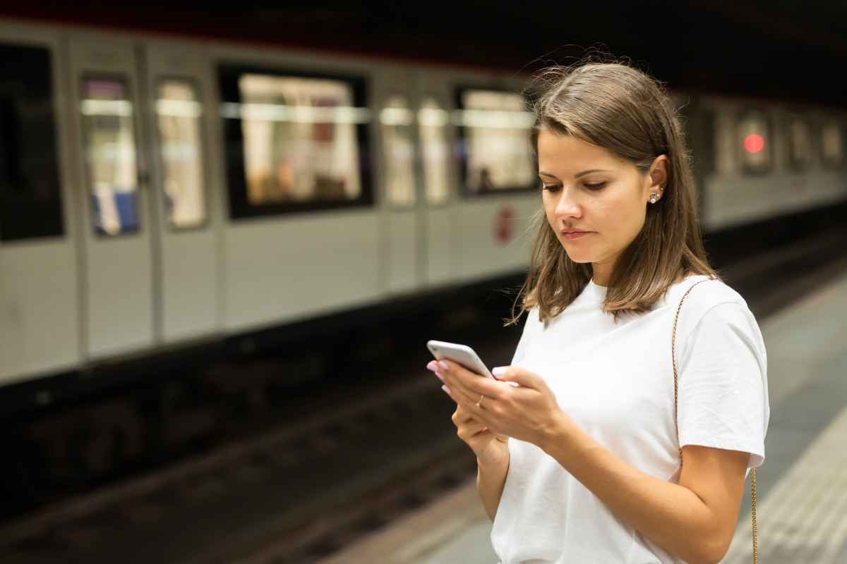 Furto smartphone metro come utilizzarlo senza rischi