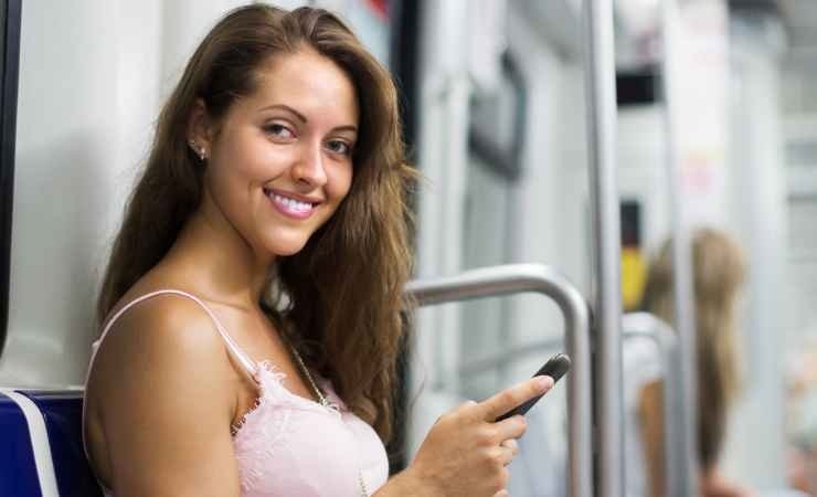 Come utilizzare lo smartphone in metro senza rischi