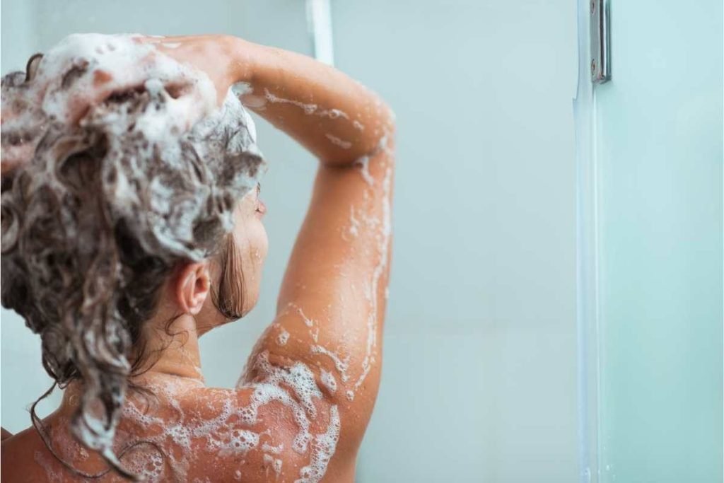 Shampoo perfetto, il trucco dei parrucchieri per capelli lucenti