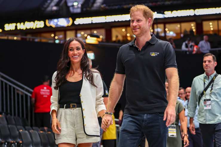 Meghan Margle, il discorso sul palco dell'evento e le scuse per il ritardo