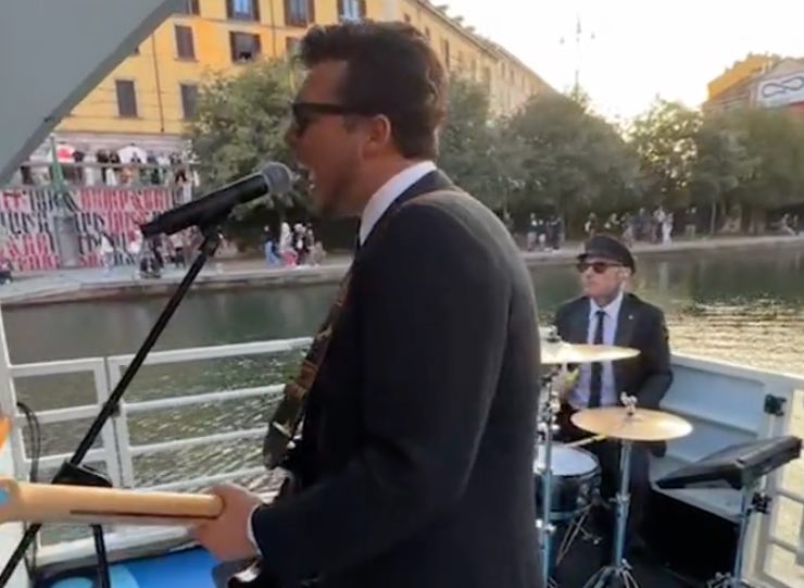 Incidente per i The Kolors durante il live sui Navigli a Milano
