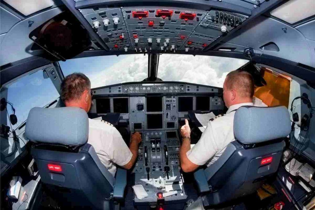Interno cabina pilota aereo