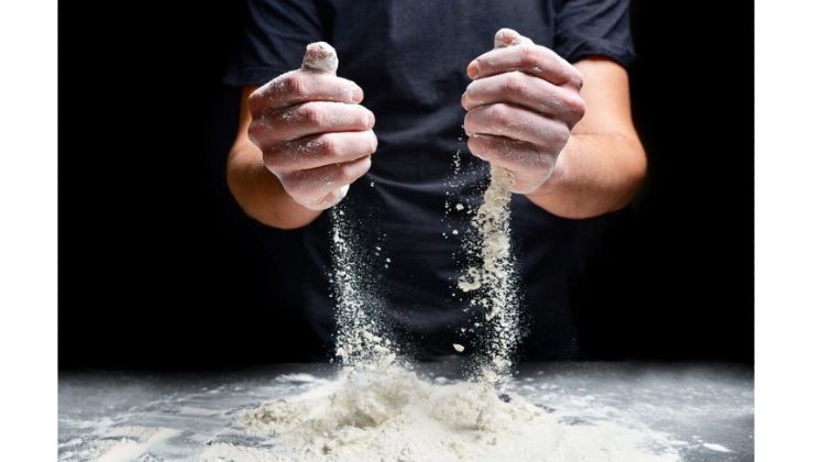 Mani preparano il pane