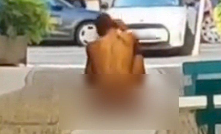 Uomo nudo in zona Brera espleta bisogni