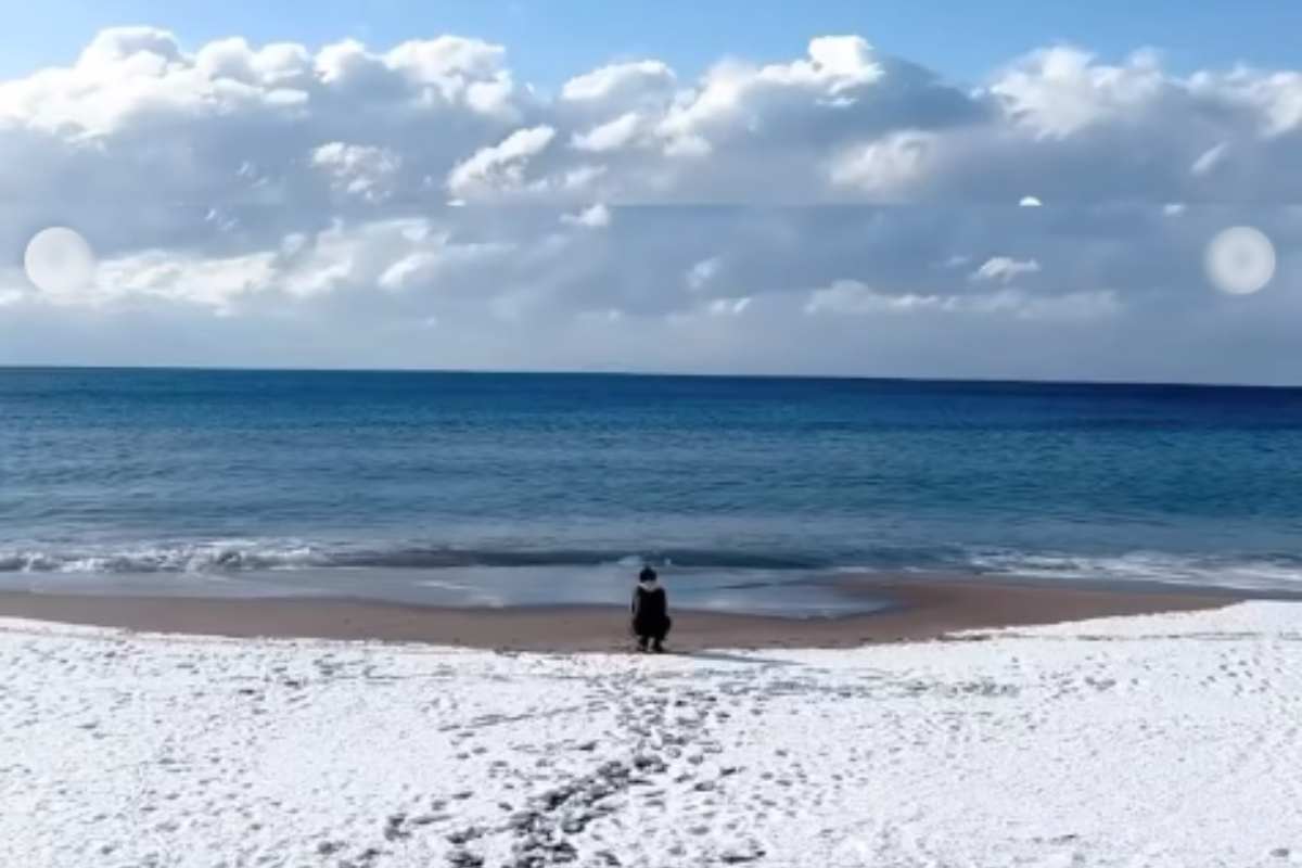 spiaggia mare e neve