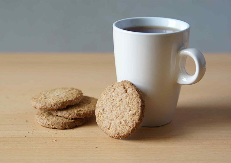 Biscotti "peperini" con una tazza di tè