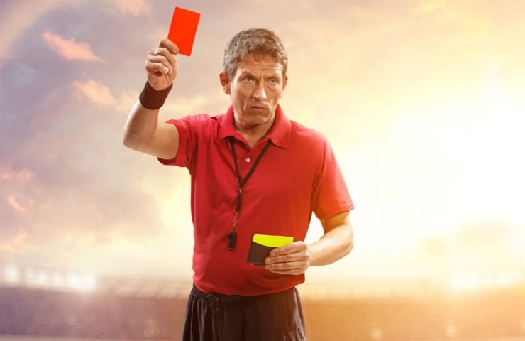 arbitro con cartellino rosso