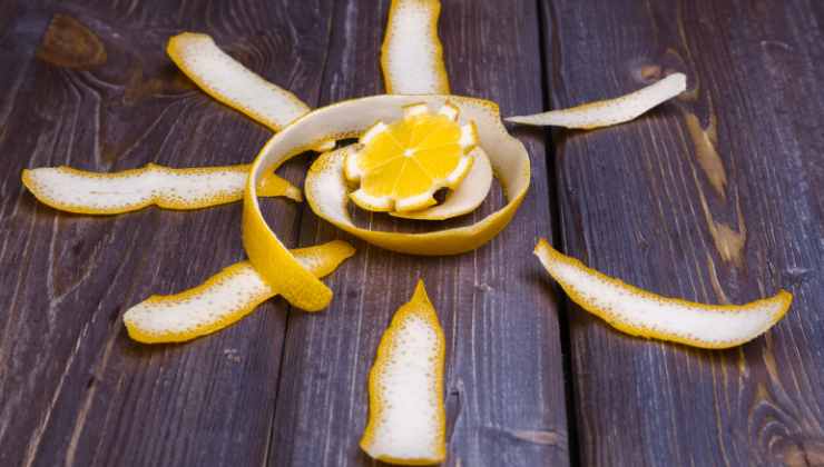 Come riutilizzare le bucce di limone