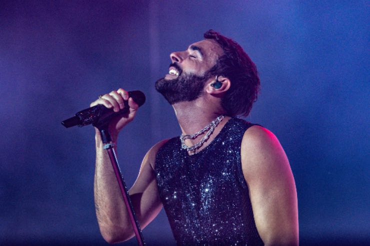 Marco Mengoni piange per una sua canzone: sul palco non trattiene le lacrime