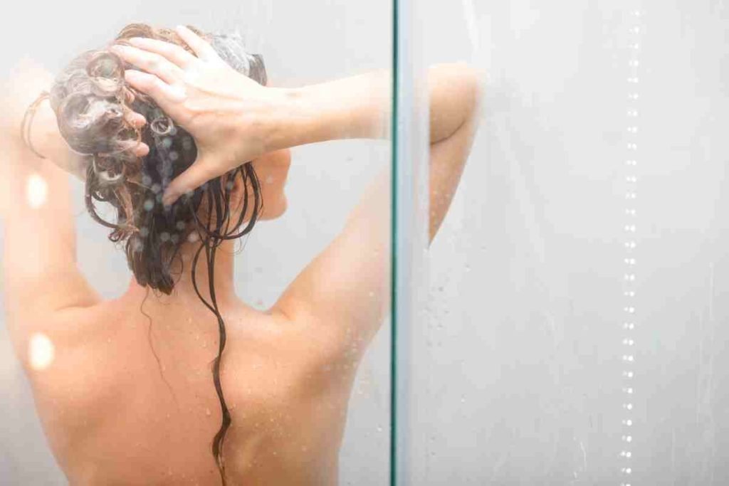 Pipì sotto la doccia, ecco perché si dovrebbe evitare quest'abitudine