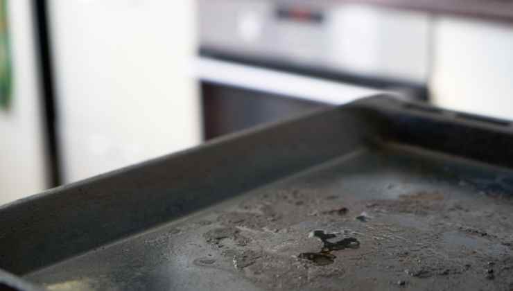 Come scrostare la teglia del forno