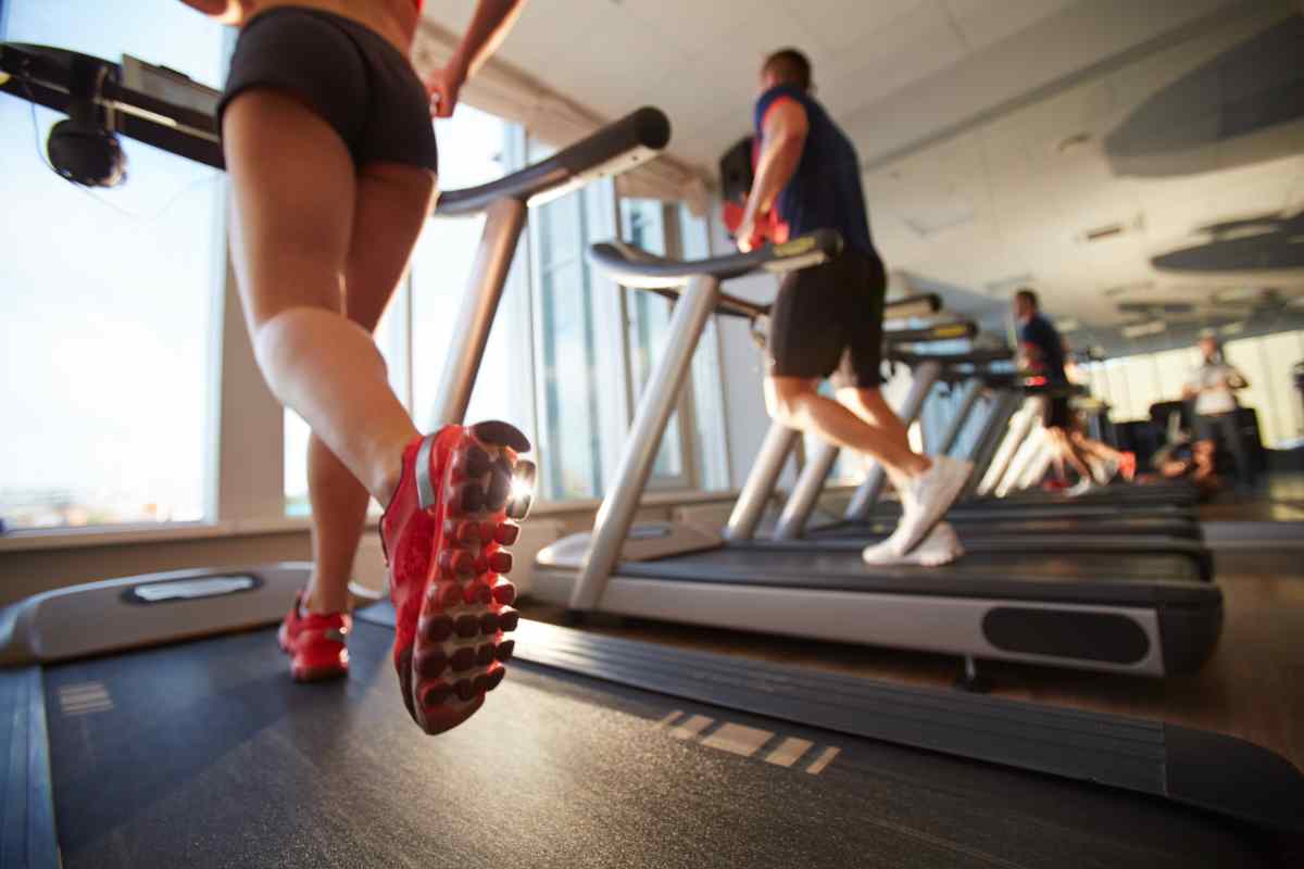 persone che si allenano in palestra