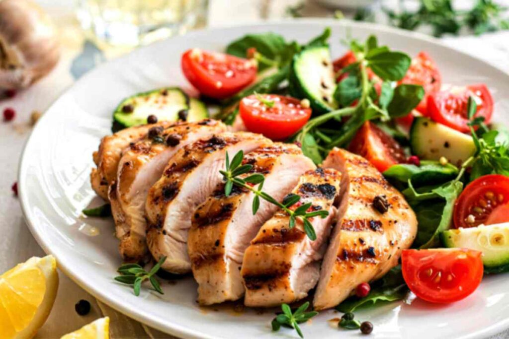 un piatto di petto di pollo grigliato con insalata per perdere peso velocemente