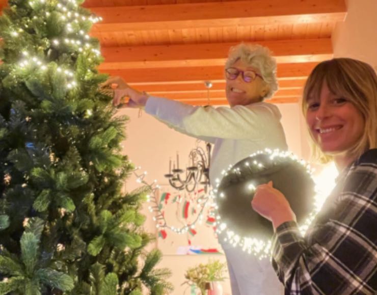 Federica Pellegrini fa l'albero di Natale con la mamma poi scrive: "Ci siamo"