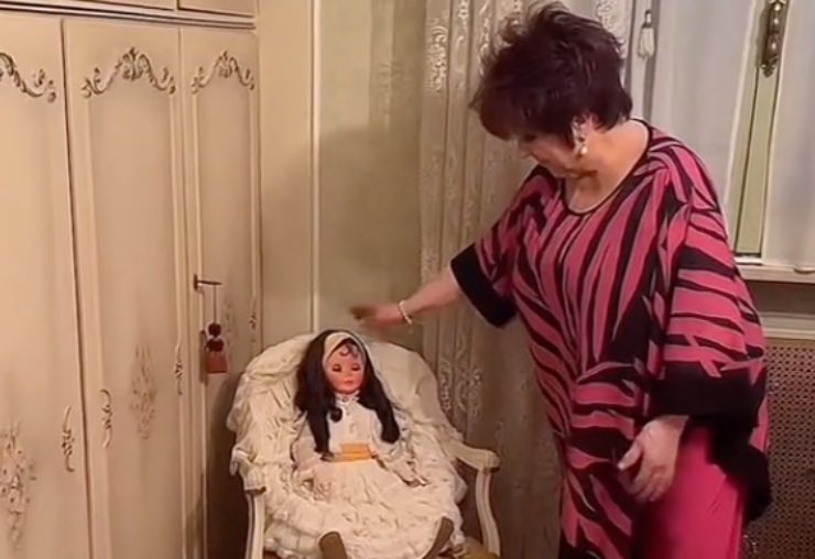 Orietta Bertoli mostra le sue bambole a Rovazzi: "Vuole ucciderci"