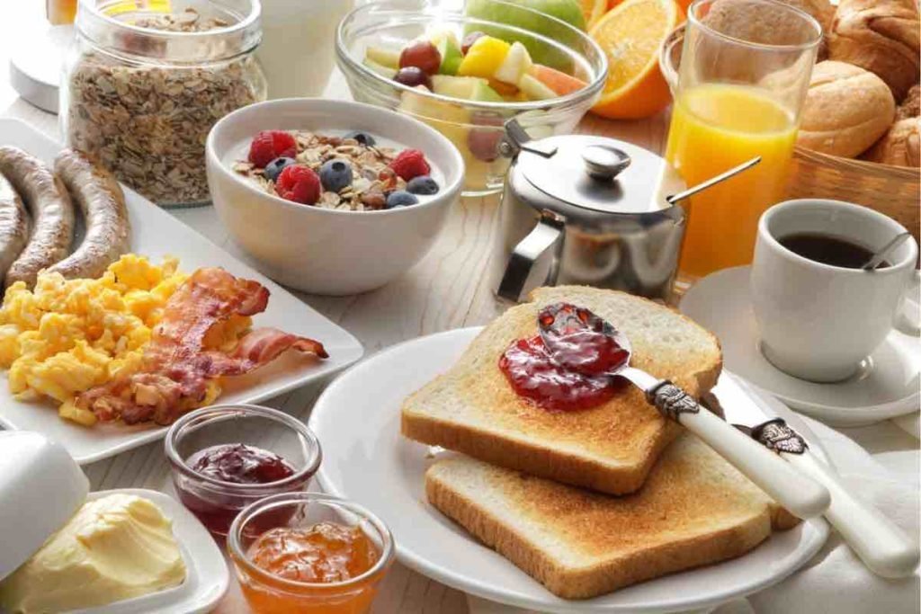 L'alimento da evitare assolutamente a colazione e che invece molti mangiano: fa più danni alla linea di un cornetto