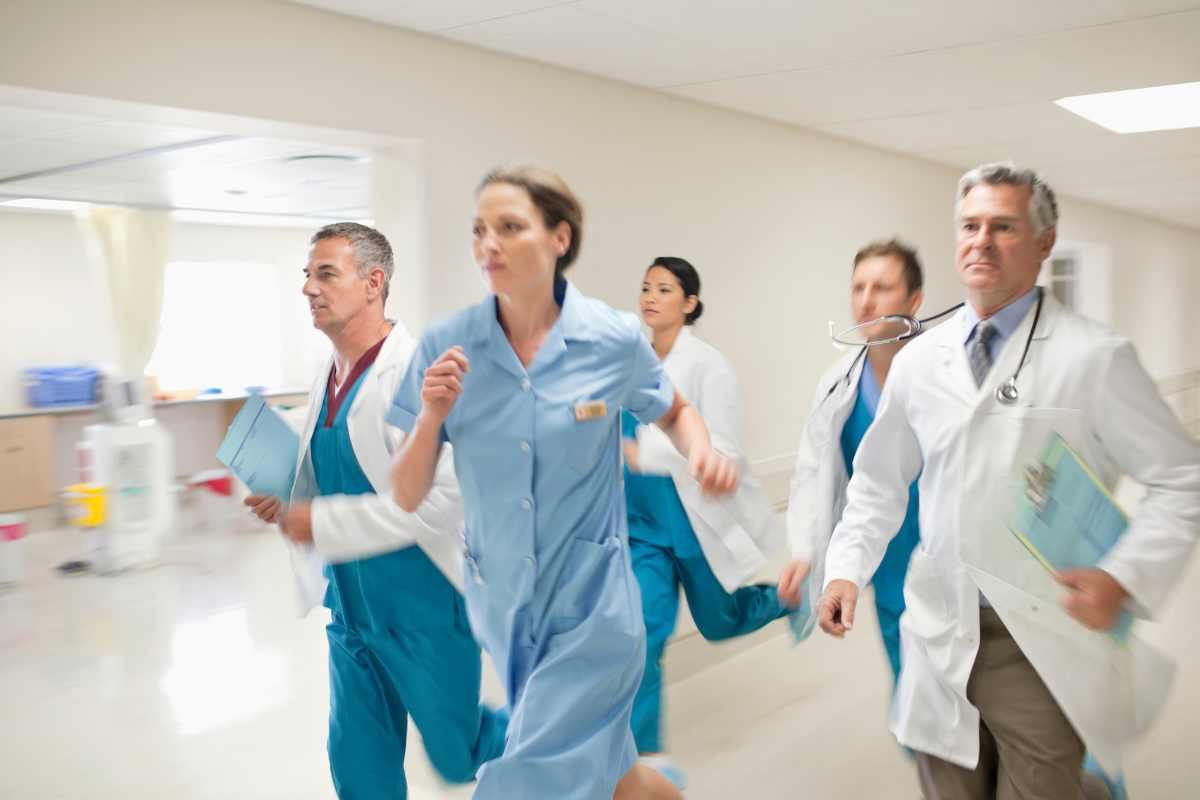 Medici e infermieri lamentano le loro condizioni di lavoro: al via i trasferimenti all'estero