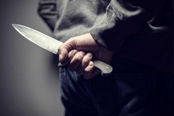 Aggredite e minacciate con il coltello: arrestati cinque ragazzi