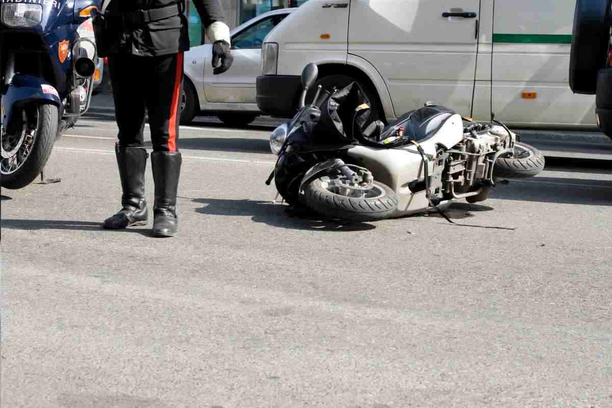 Tamponato a bordo della sua moto, muore un sedicenne