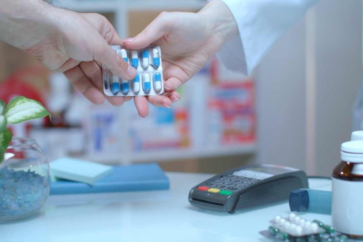 Acquistavano farmaci per spacciarli