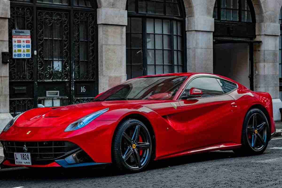 Ferrari bloccata a Milano con la targa clonata