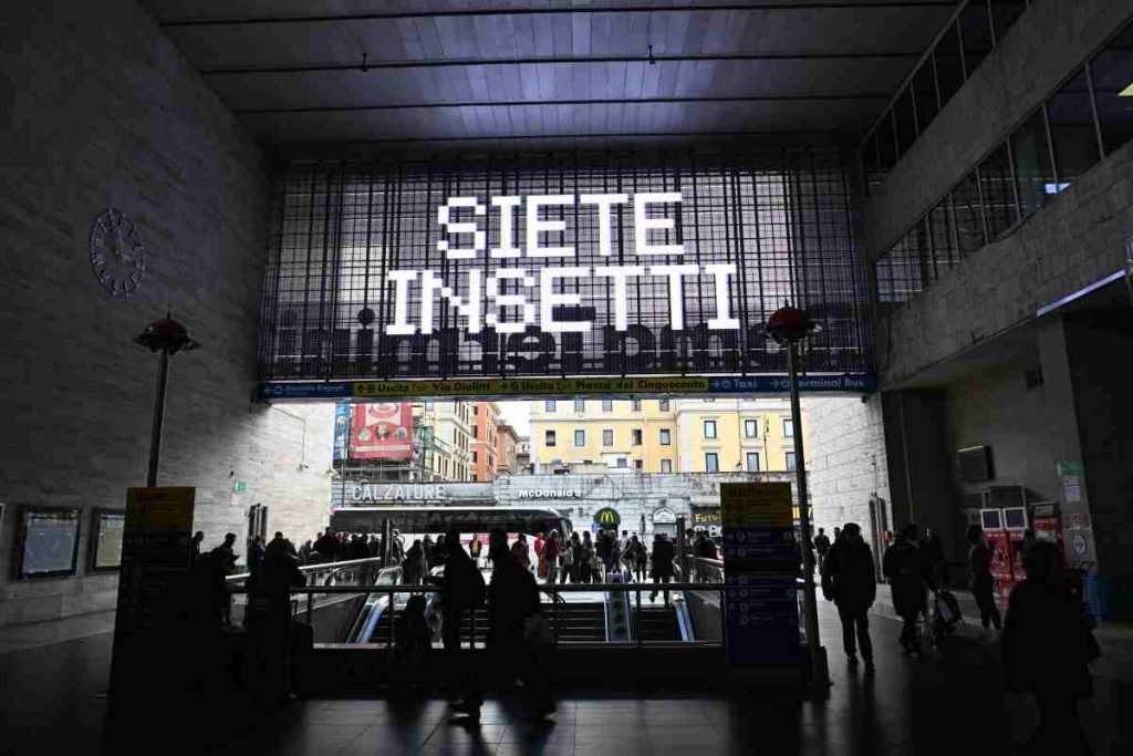 Perché a Milano è comparsa la scritta "siete insetti"