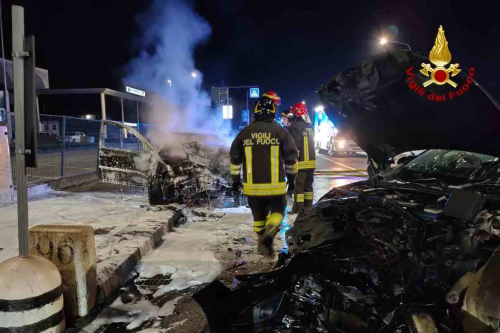 Frontale tra auto e camion