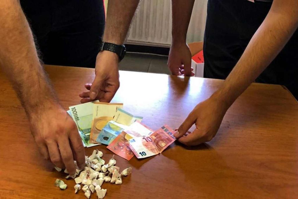 Nascondevano la droga nel cibo per i gatti