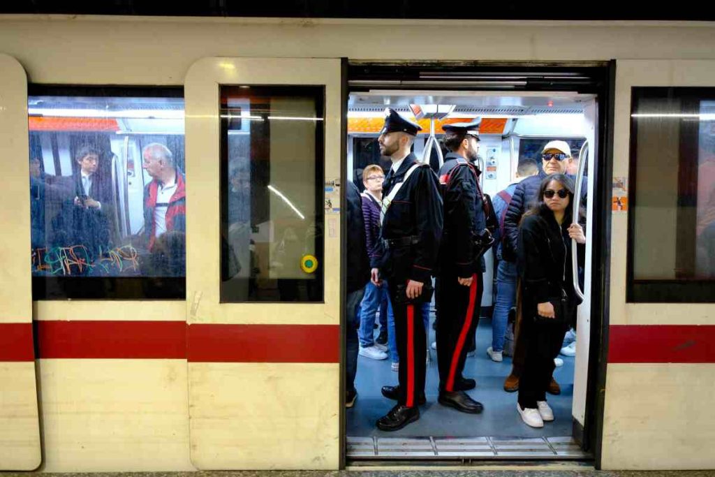 Accoltellato all'alba in metropolitana