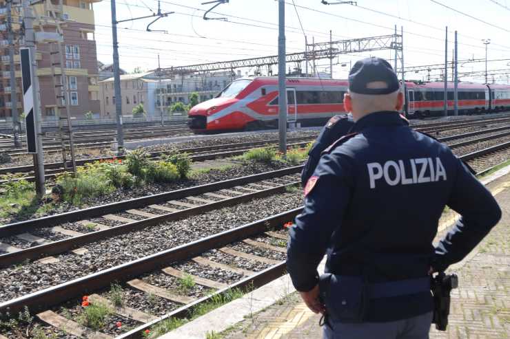 Picchiano passeggeri sul treno