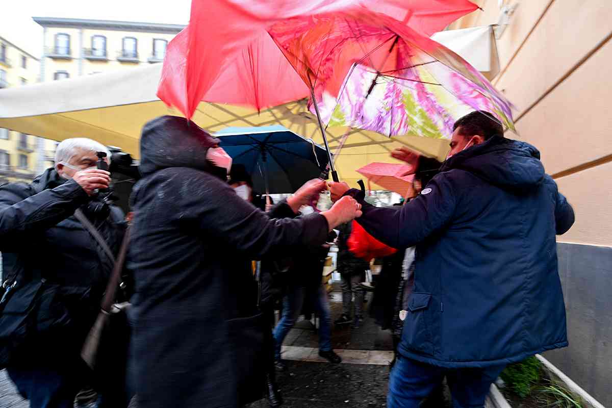 Rissa tra genitori fuori scuola