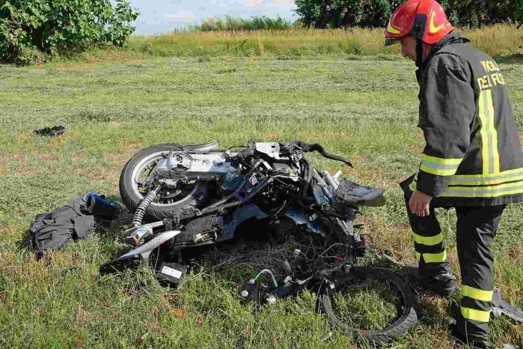 Morta a 18 anni a bordo del suo scooter