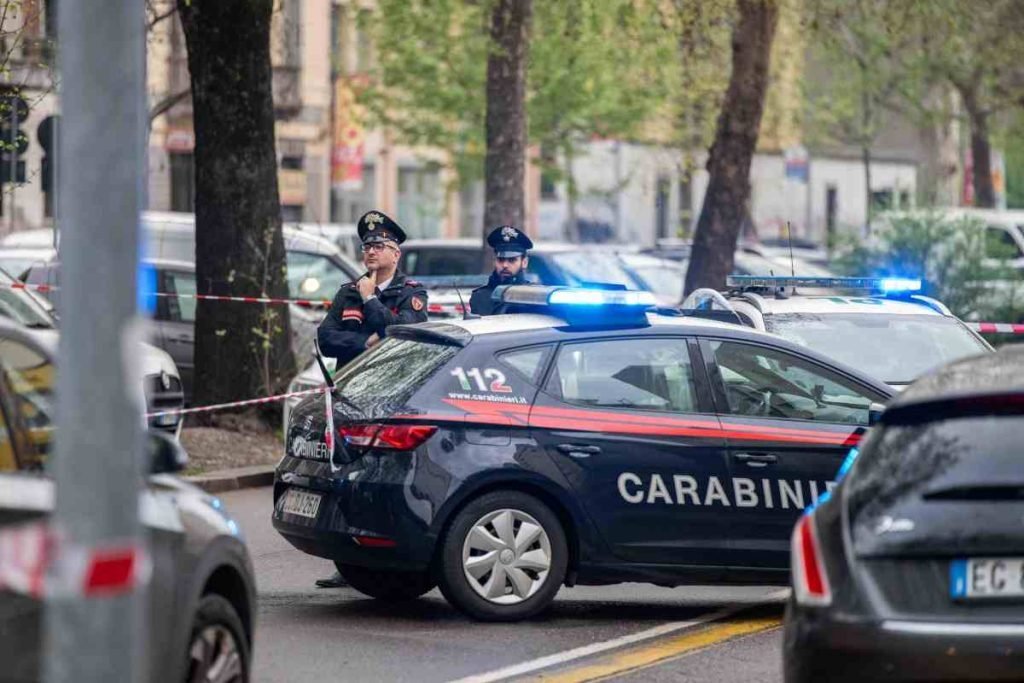 Aggredita e rapinata a Milano