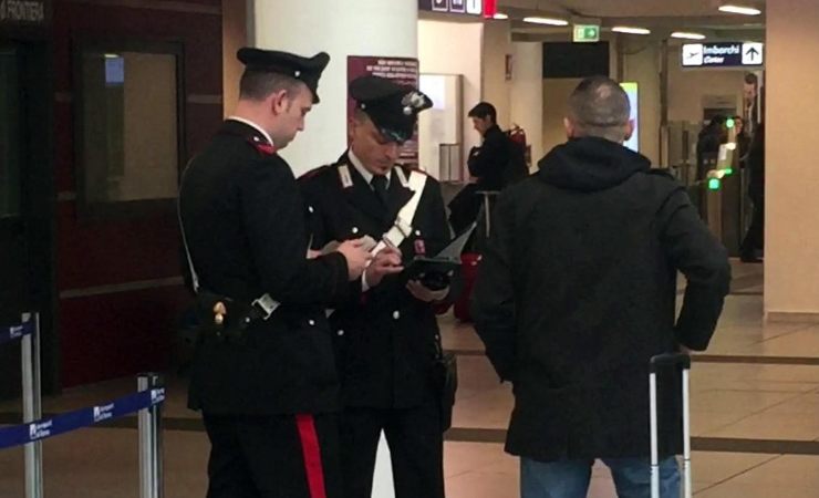 Deruba una donna in stazione a Milano