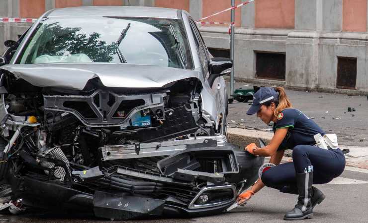 Perde il controllo del mezzo e si schianta