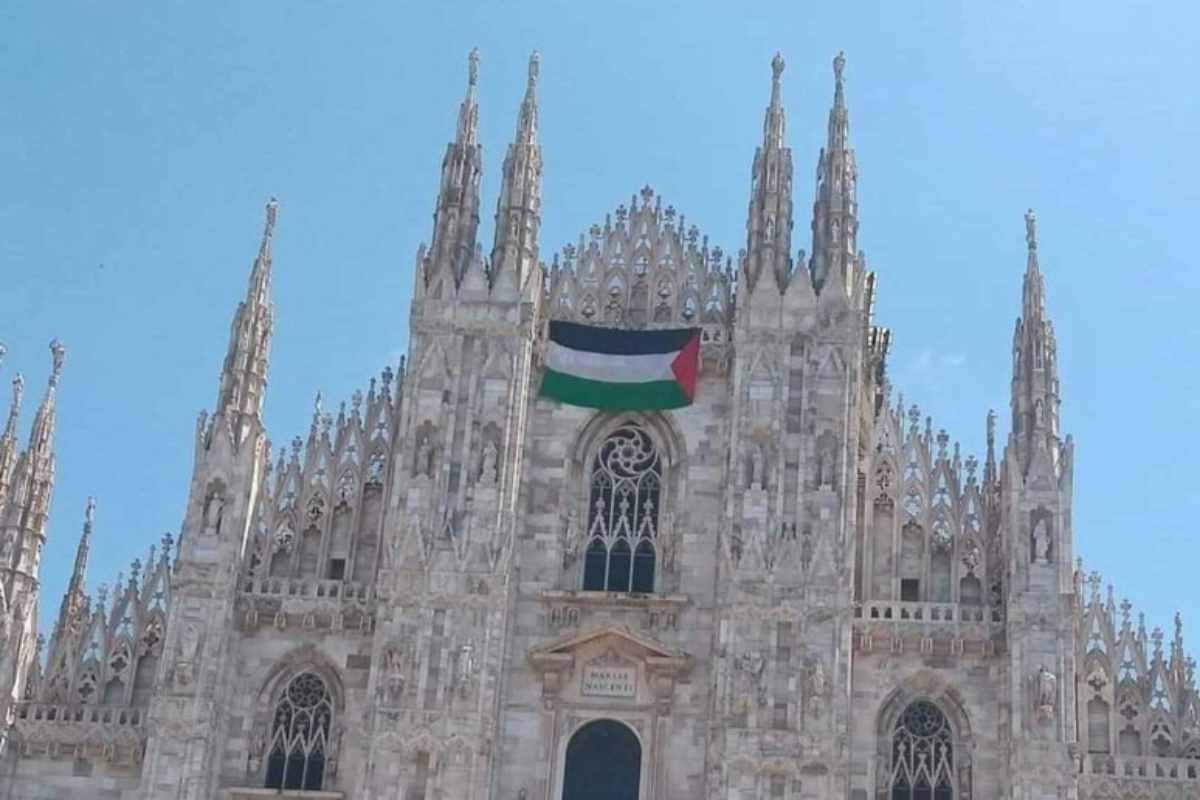 Comparsa la bandiera della Palestina sul Duomo di Milano