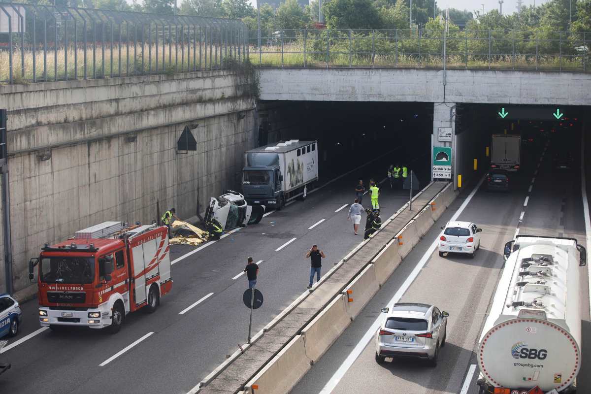 Incidente a Milano, schianto tra auto e moto