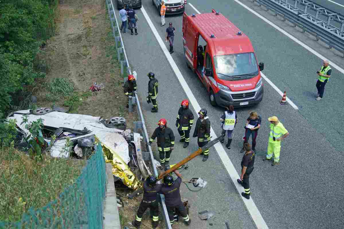 Si ribalta in auto e muore