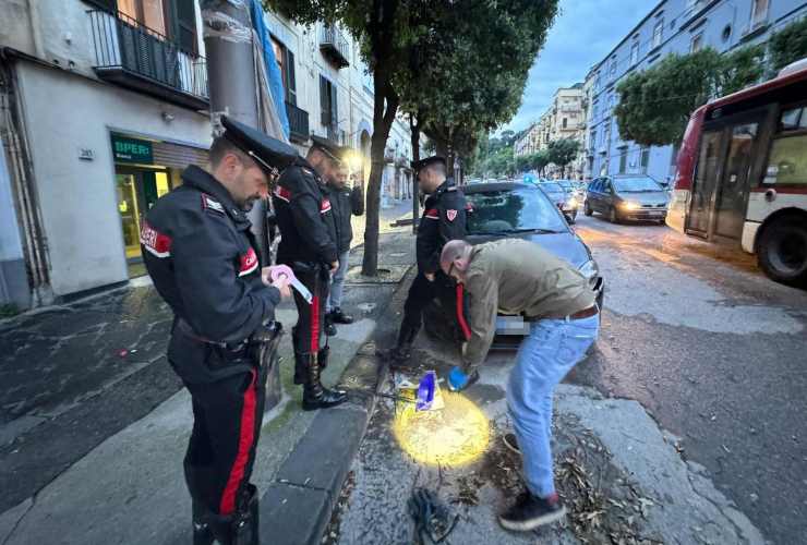 Accerchiato e preso a sprangate