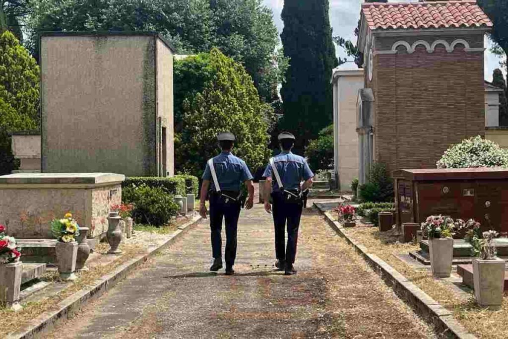 Ruba le ceneri della mamma dal cimitero