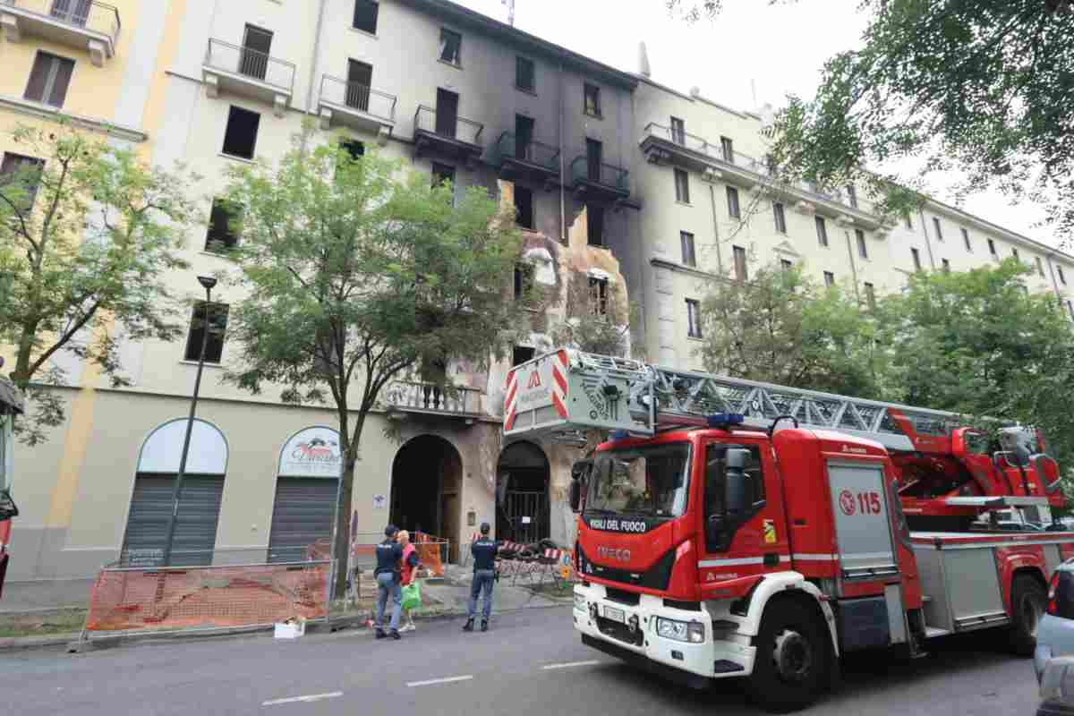 Incendio a Milano, c'è un morto