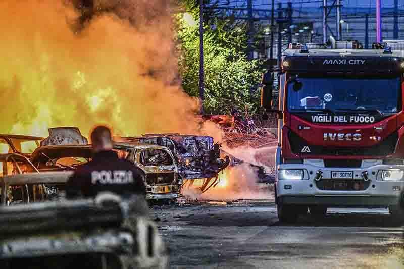 Milano campo nomadi Bonfadini incendio