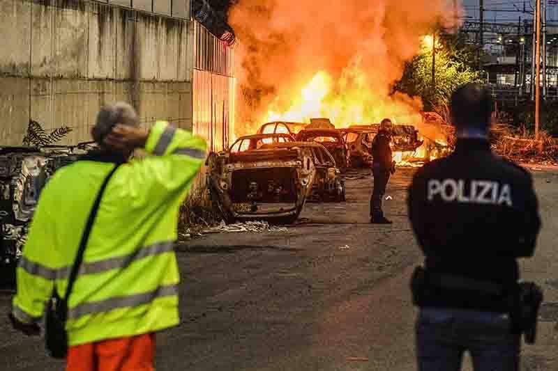 Milano campo nomadi Bonfadini incendio