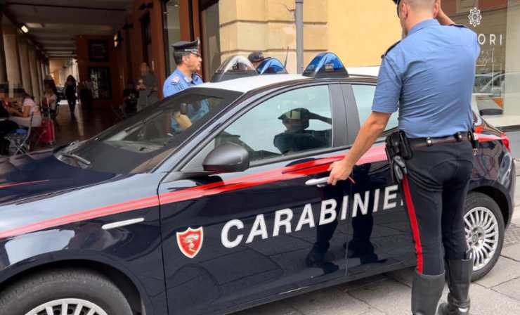 Lo scippano e scappano, ma vengono arrestati