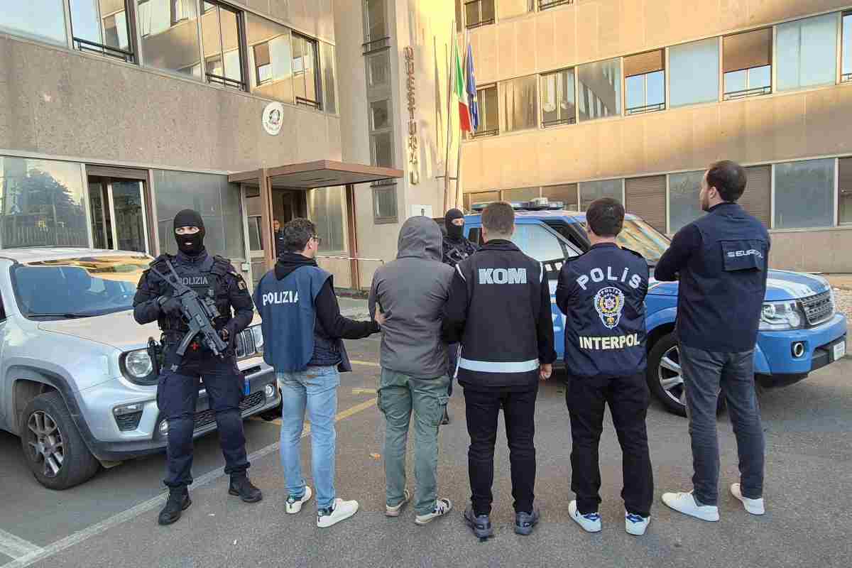 Lo scippano e scappano, ma vengono arrestati