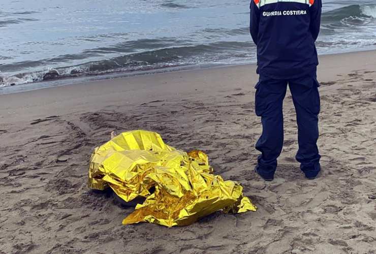 Trovato il cadavere di un uomo in mare