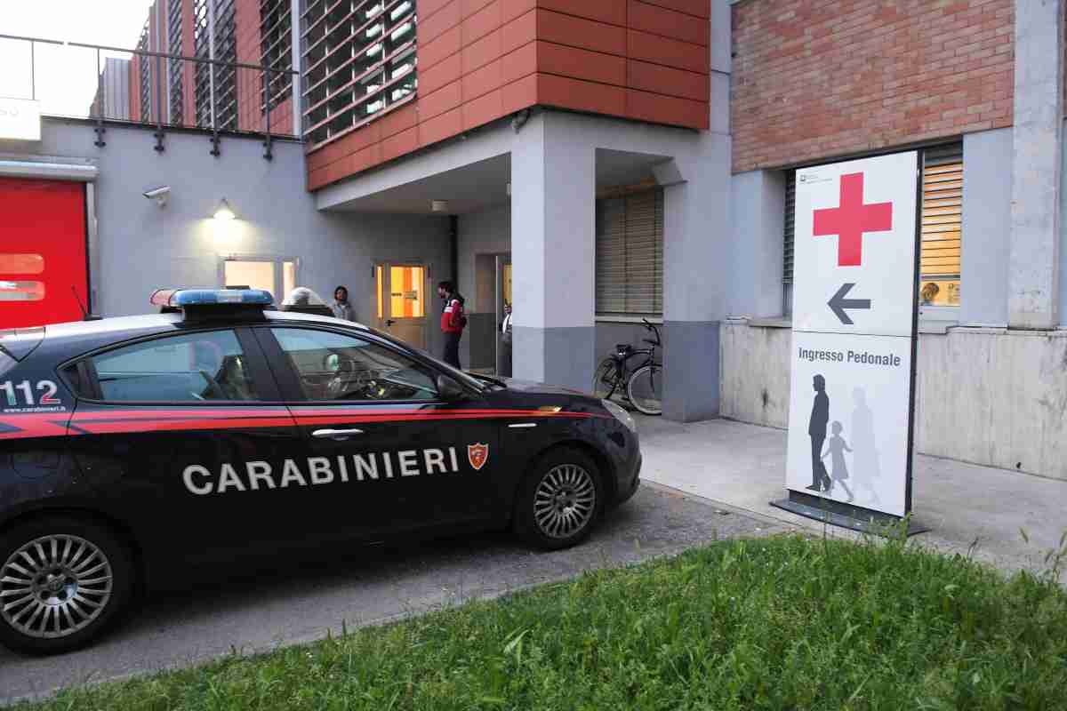 Va in pronto soccorso due volte e poi muore