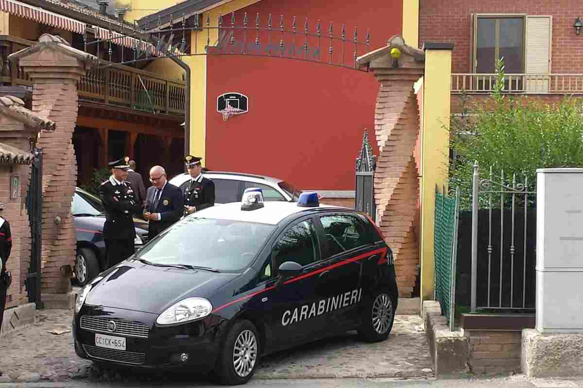 Chiama i Carabinieri e li aggredisce